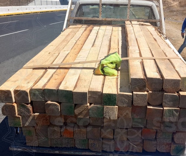 Policía de Montaña asegura vehículo cargado con materia forestal, sobre el Libramiento Tlaxcala