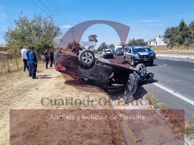 Deja volcadura daños materiales en la autopista El Molinito-Texmelucan