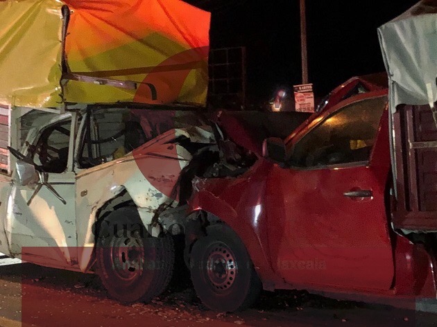 Deja choque frontal varios lesionados y múltiples daños materiales, en Huamantla