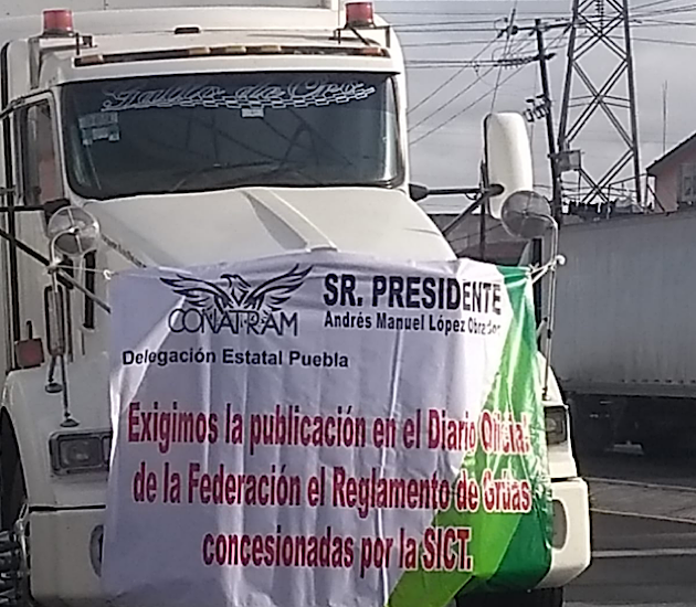 Bloquean transportistas de la CONATRAM la vía corta, en San Pablo del Monte