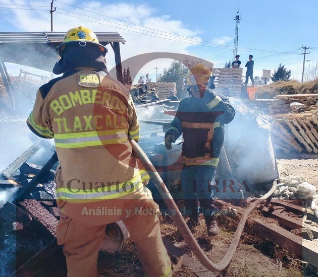 Se incendia negocio de tarimas en Santa Cruz Tlaxcala; sólo daños materiales
