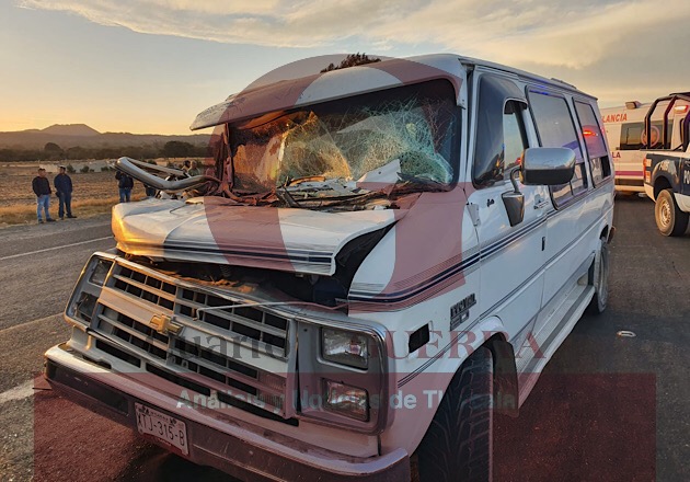 Deja dos lesionados accidente entre camioneta y tráiler, en Tetla