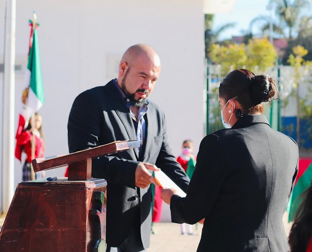 Encabeza alcalde Manuel Ramos conmemoración del Día de la Bandera, en Tzompantepec