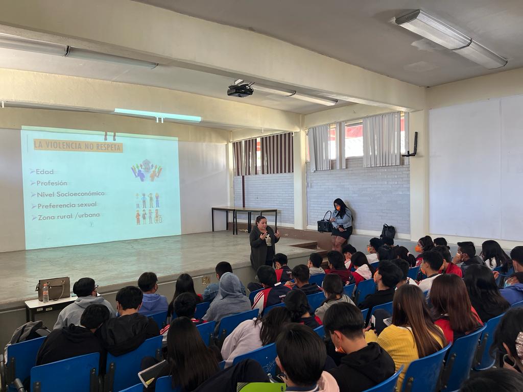 Gobierno de Huamantla lleva plática de prevención de la violencia contra la mujer a alumnos del COBAT 02