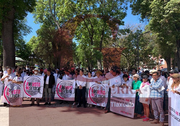 En Tlaxcala, protestan ciudadanos contra embates para mermar al INE