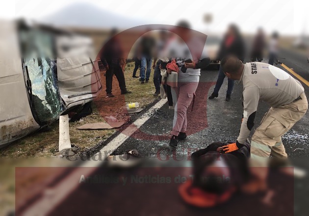 Deja dos lesionados volcadura sobre  carretera México-Veracruz, en Tequexquitla