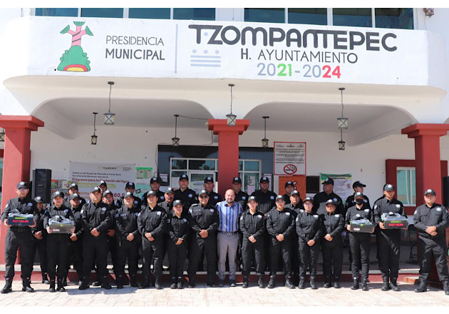 Entrega alcalde de Tzompantepec, Manuel Ramos, equipo táctico a Policía Municipal