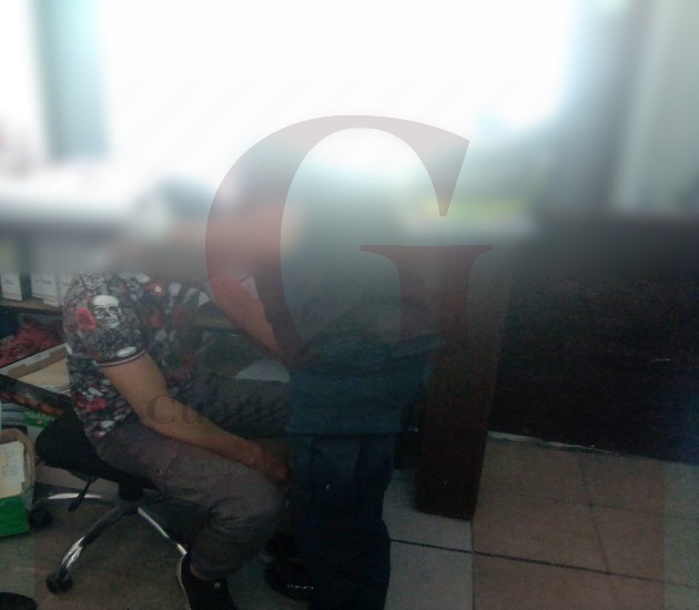 Hombre con machete en mano amenaza a una mujer y provoca riña en una cremería, en Panotla