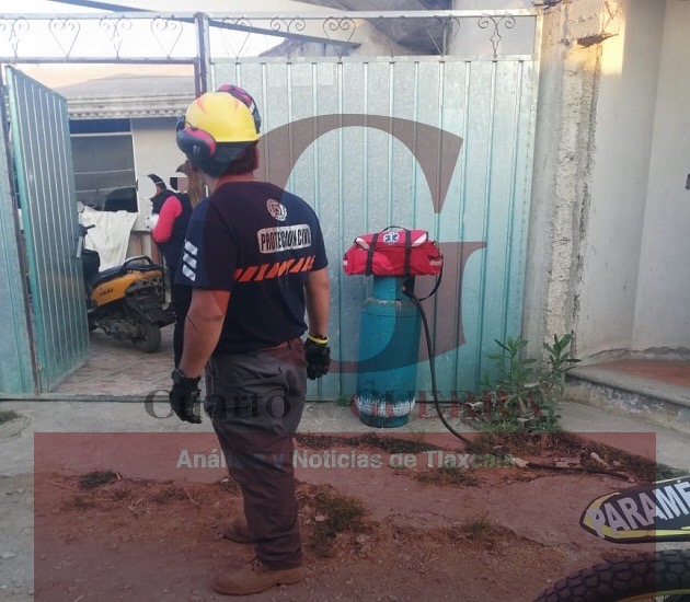 Mujer sufre quemaduras por flamazo en un tanque de gas, en Xicohtzinco