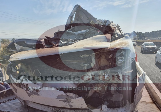 Aparatoso choque en la México-Veracruz deja a una persona lesionada, a la altura de Xaloztoc