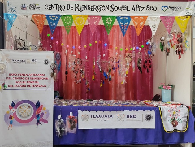 Venden productos elaborados por Personas Privadas de la Libertad del Cereso femenil en Feria de Apizaco