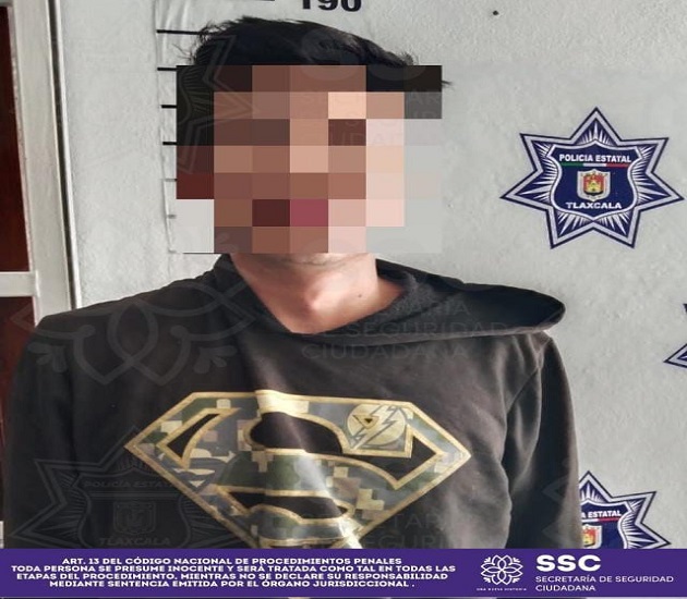 Intenta evadir a la policía y choca contra dos unidades, en Xaltocan; portaba una réplica de arma de fuego