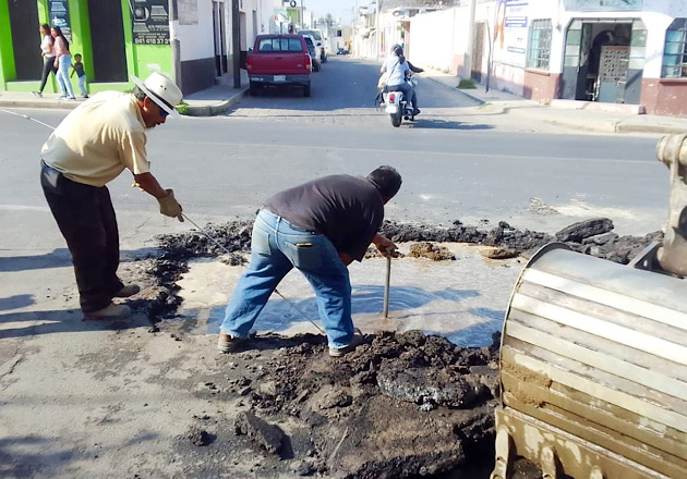 Repara Capamh fuga de agua en la calle Hidalgo de la cabecera municipal