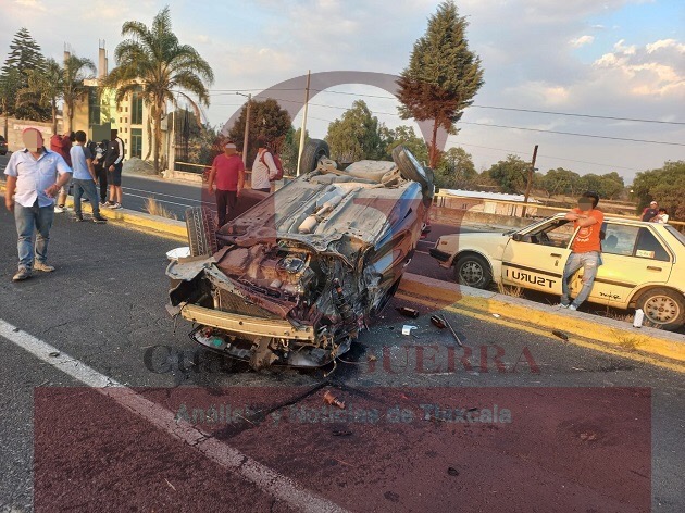 Choque entre dos camionetas deja a cuatro personas lesionadas, en la Puebla-Tlaxcala