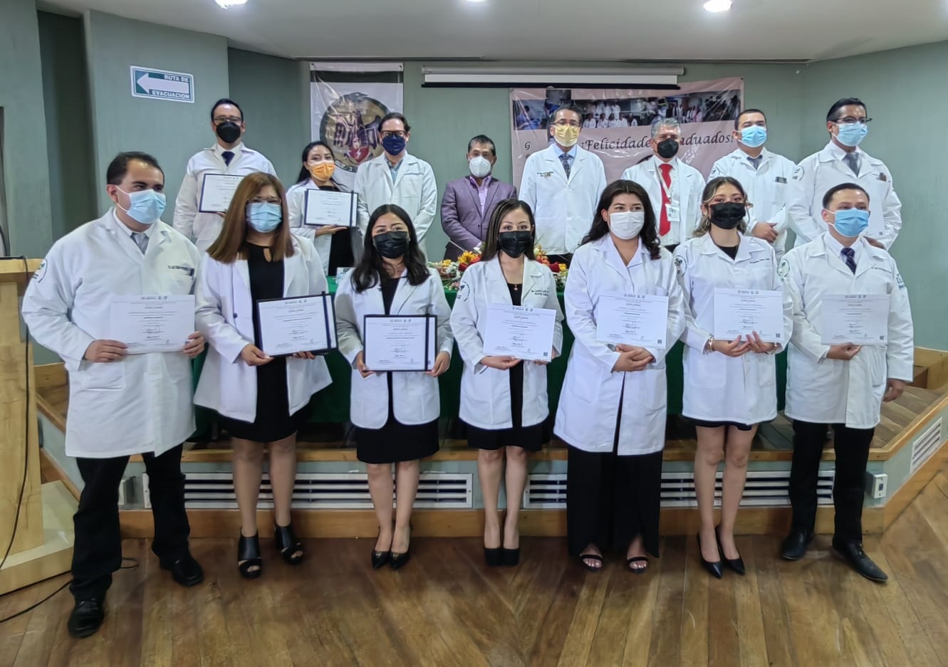 Recibe IMSS Tlaxcala 74 médicos residentes para formarse como especialistas y egresan 16 graduados