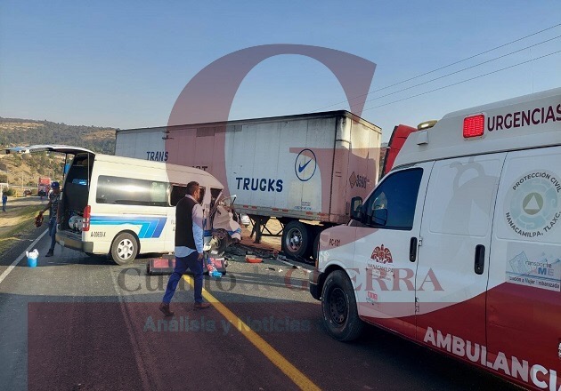 Encontronazo entre camioneta de transporte público y tráiler solo deja daños materiales