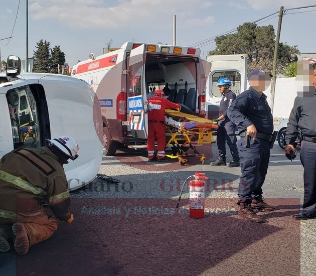Deja dos lesionados choque con volcadura en la federal Tlaxcala-Puebla, a la altura de Papalotla