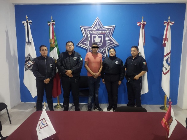 Salva Policía de Chiautempan a sujeto en una rápida maniobra en puente peatonal