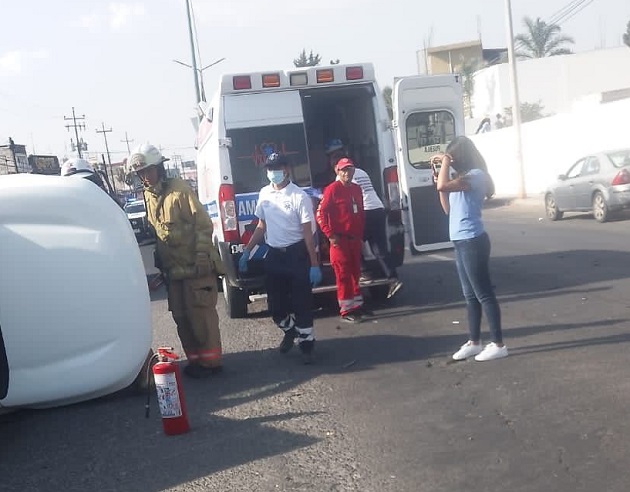 Policías y paramédicos de Papalotla brindan auxilio oportuno a lesionados en percance vial