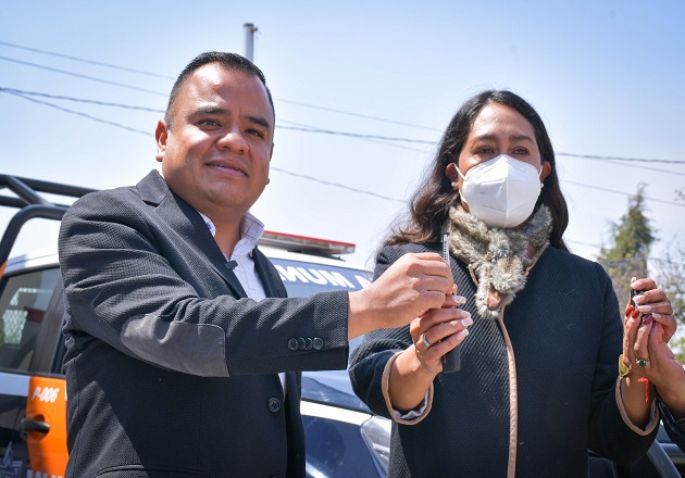 Entrega alcalde de Apetatitlán, Ángelo Gutiérrez, dos patrullas a comunidad de Tlatempan