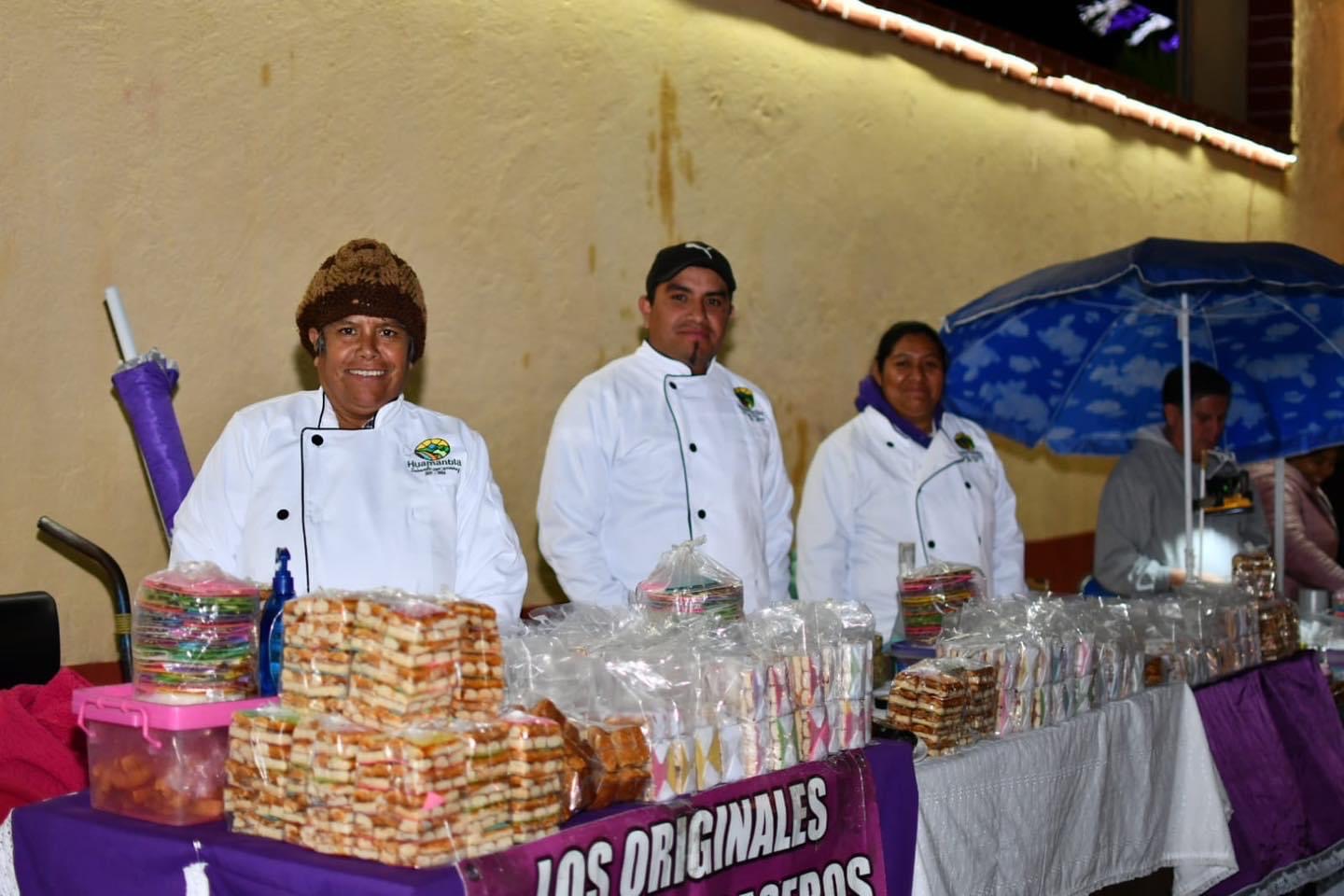 Entrega Salvador Santos Cedillo apoyos a los comerciantes de los ‘viernes de muéganos’