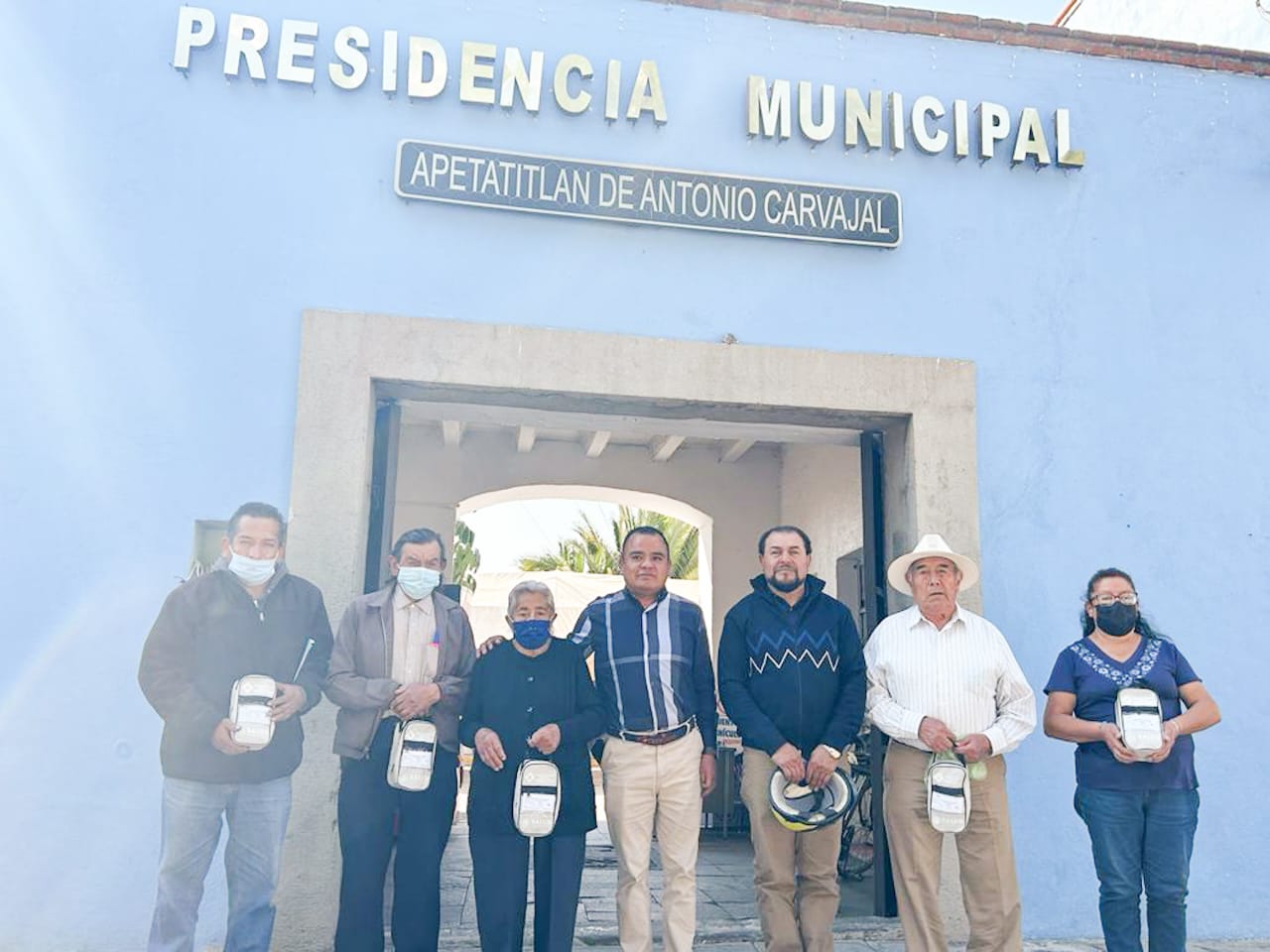 Entrega alcalde de Apetatitlán, Ángelo Gutiérrez, kits de audición en beneficio de 13 personas