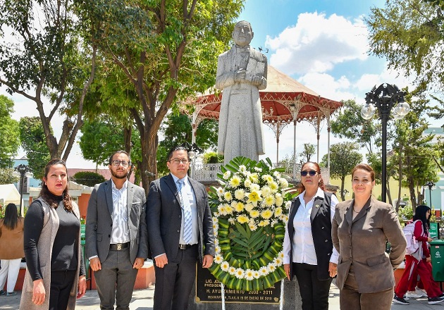 Autoridades de Huamantla montan guardia de honor por aniversario del natalicio de Benito Juárez
