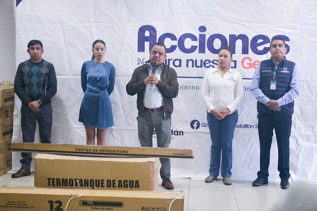 Entrega alcalde de Apetatitlán, Ángelo Gutiérrez, calentadores solares en beneficio de 300 familias