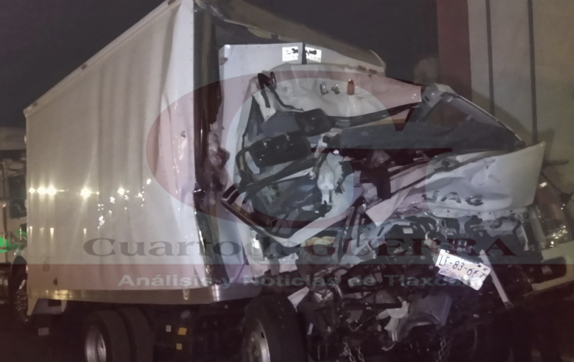 Prensado y sin vida queda copiloto de tráiler, por choque en la México-Veracruz
