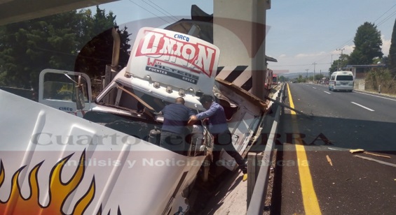 Tráiler del circo 'La Unión' choca y deja al menos dos lesionados,  en la Tlaxcala-Texmelucan
