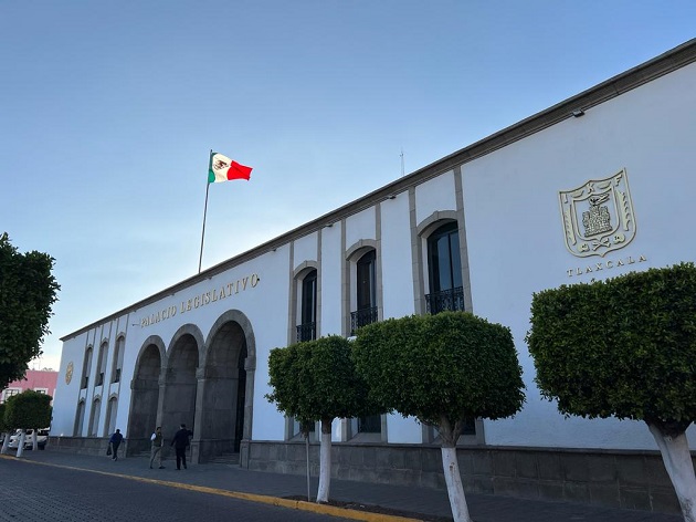 Informó la Comisión Instructora de Juicio Político, resolutivos de diversos expedientes parlamentarios
