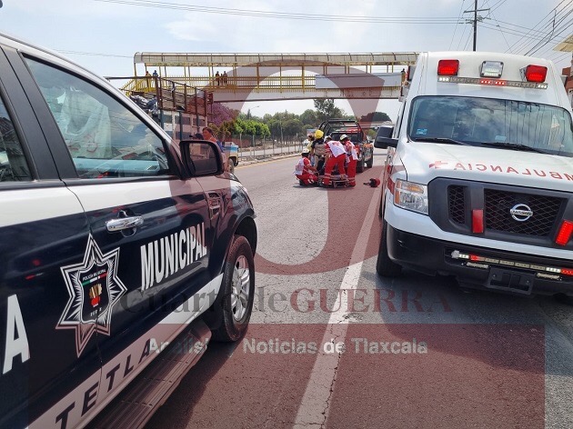 Derrapa motocicleta en el Trébol, al enredarse mochila en la llanta