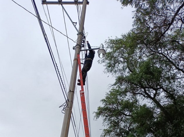 Más seguridad y tranquilidad para Apetatitlán con el programa de reparación de lámparas