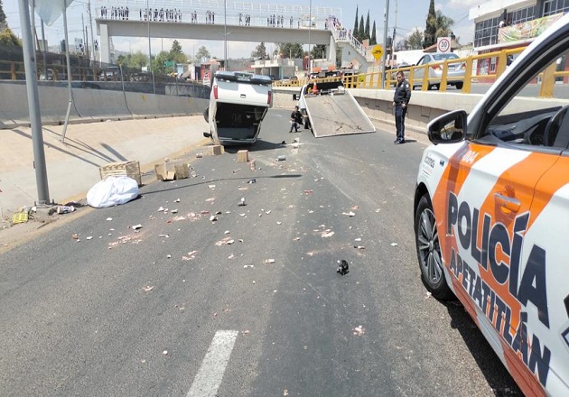 Sobrevive hombre a aparatosa volcadura en Apetatitlán