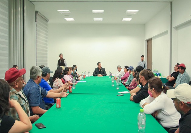 Los diputados Bladimir Zainos Flores y Jaciel González Herrera se reúnen con vecinos de Xicohtzinco