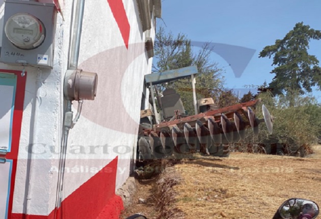 En Tzompantepec,  tractor choca contra una casa