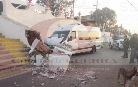 Conductor de camioneta de Atah choca y se da a la fuga, en Tzompantepec