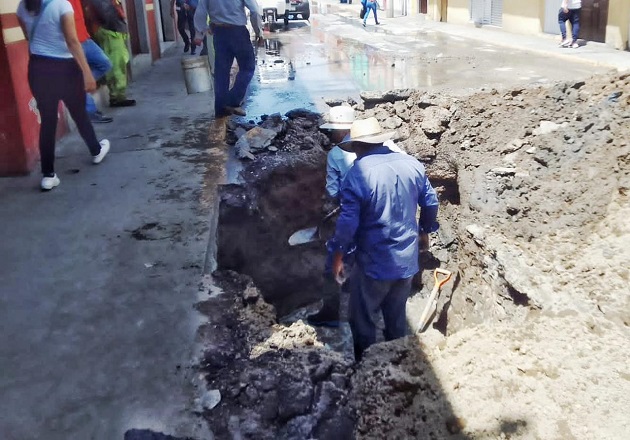 Atiende Capamh fuga de agua en el centro de la ciudad de Huamantla