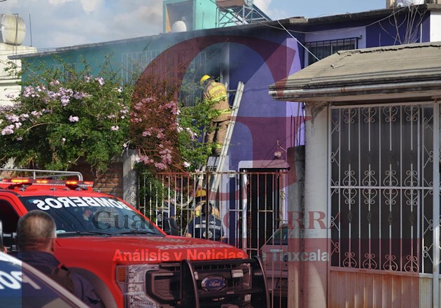 Incendio en vivienda deja fuertes daños materiales, en Apizaco