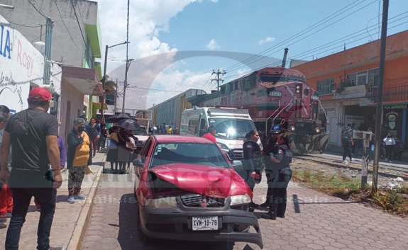Locomotora embiste a vehículo, en Chiautempan; pareja de la tercera edad sufre lesiones leves