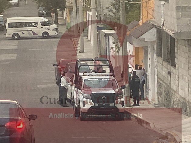 Síndico de Panotla hace escándalo en la vía pública; echa a la calle a sus hijos y esposa
