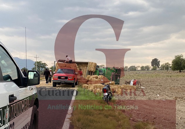 Vuelca camión cargado de pacas en Ixtenco; policía municipal trata de ocultar el hecho