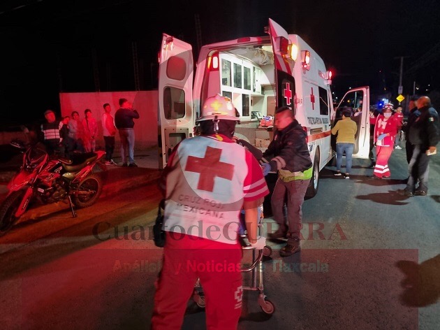 Deja lesionado choque entre camioneta y motocicleta, en Huiloapan, Panotla