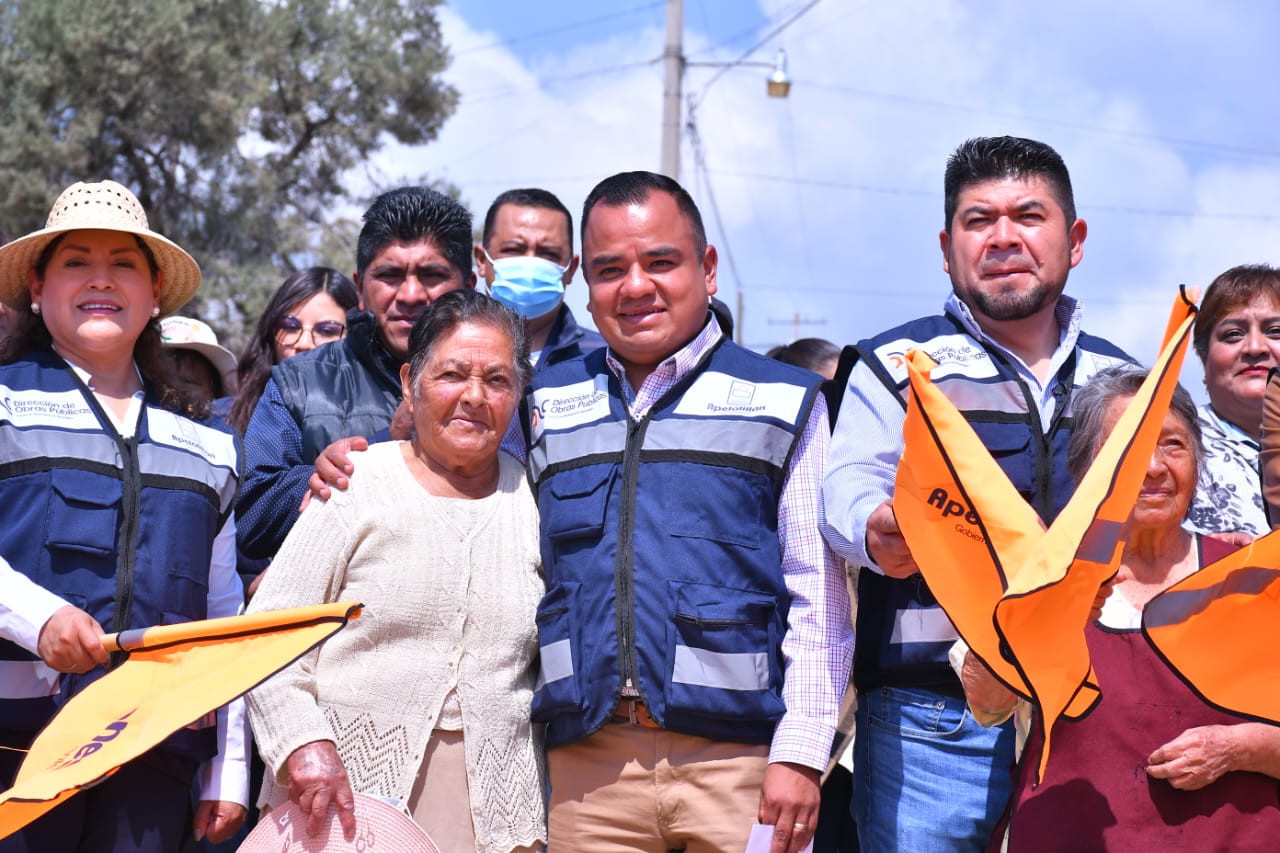 Alcalde de Apetatitlán da banderazo a obra de adoquín en San Matías