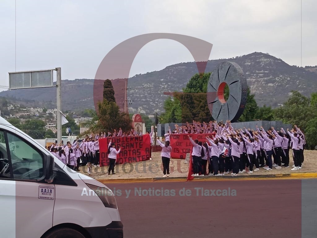 Conmemoran normalistas aniversario de enfrentamiento trágico con la policía estatal