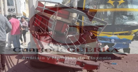 Accidente entre minibús y camioneta deja cuatro lesionados, en límites de Tlaxcala y Puebla