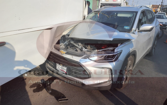 Choca camioneta contra unidad de transporte de personal, en Xicohtzinco