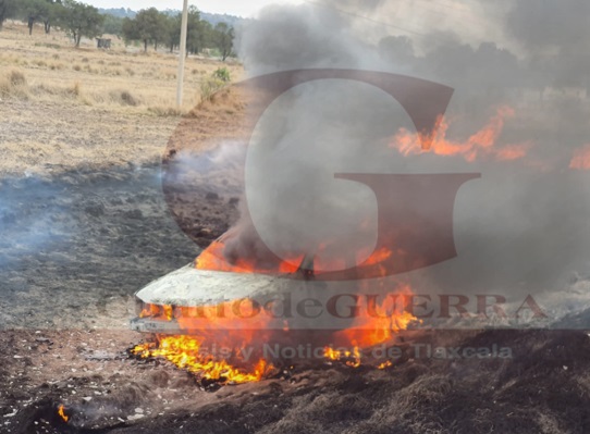 Arde en llamas vehículo tras accidente de tránsito, en la Apizaco-Tlaxco