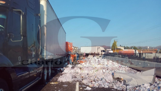 Choque de tráileres deja cinco lesionados, uno de ellos prensado,  en Calpulalpan