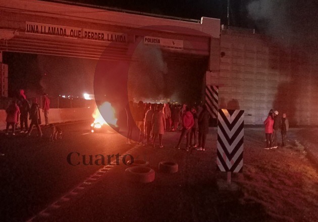 Pobladores de Benito Juárez bloquean carretera; exigen entrega del cuerpo de un menor por parte de la PGJE